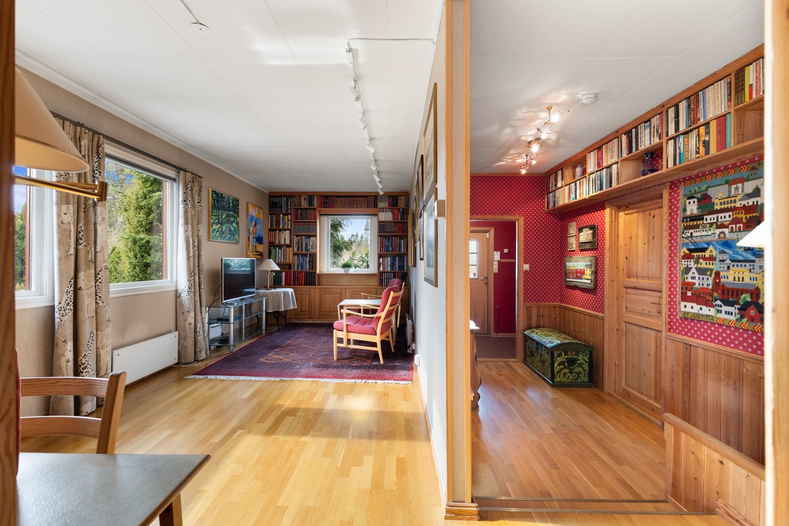 Fra gang har du avskilt sosial sone på venstre side, og hobbyrom på høyre side. Galleribilde