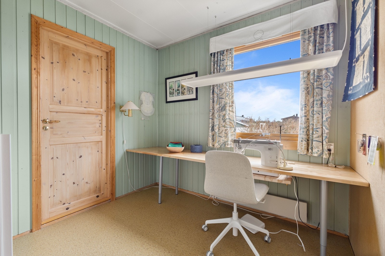 Soverom 2 - Det er inngang til romslig kott herifra. Galleribilde