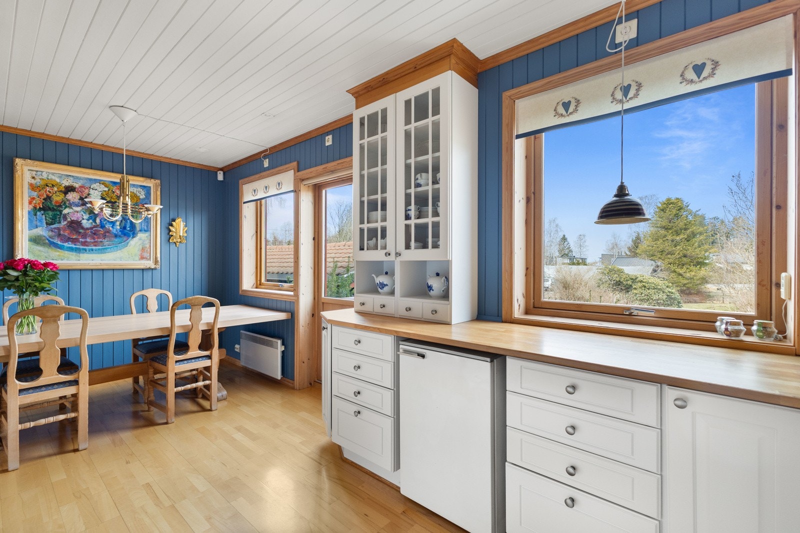 Lyst og romslig kjøkken med spiseplass og store vinduer som gir godt med naturlig lys. Galleribilde