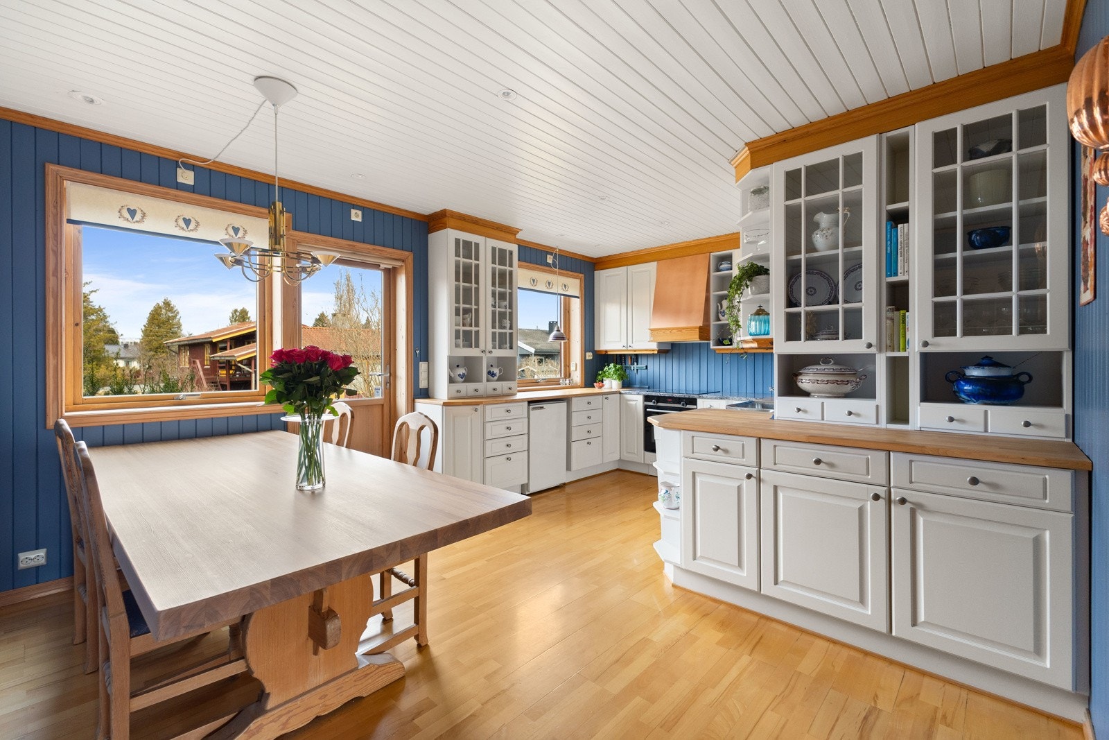 Induksjon platetopp og integrert stekeovn. Avsatt plass til kjøleskap og oppvaskmaskin. Galleribilde