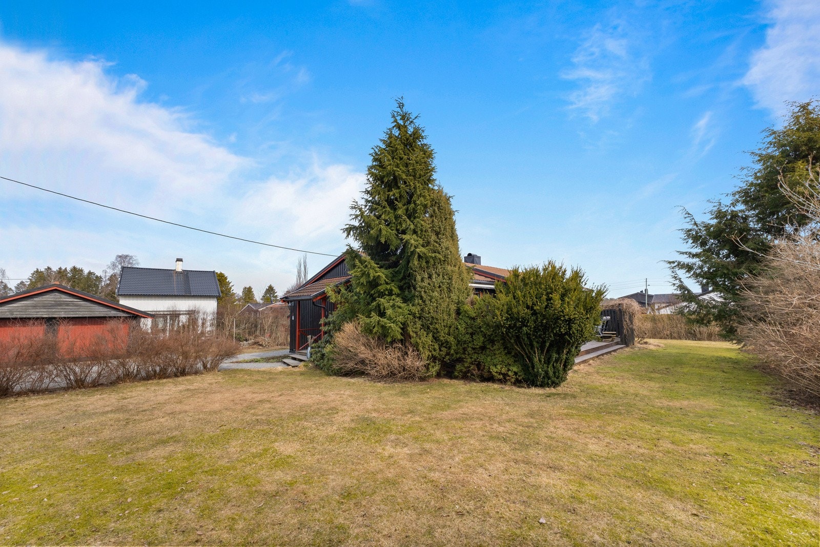 Stort tomt med plasstil mye lek og morro. Galleribilde