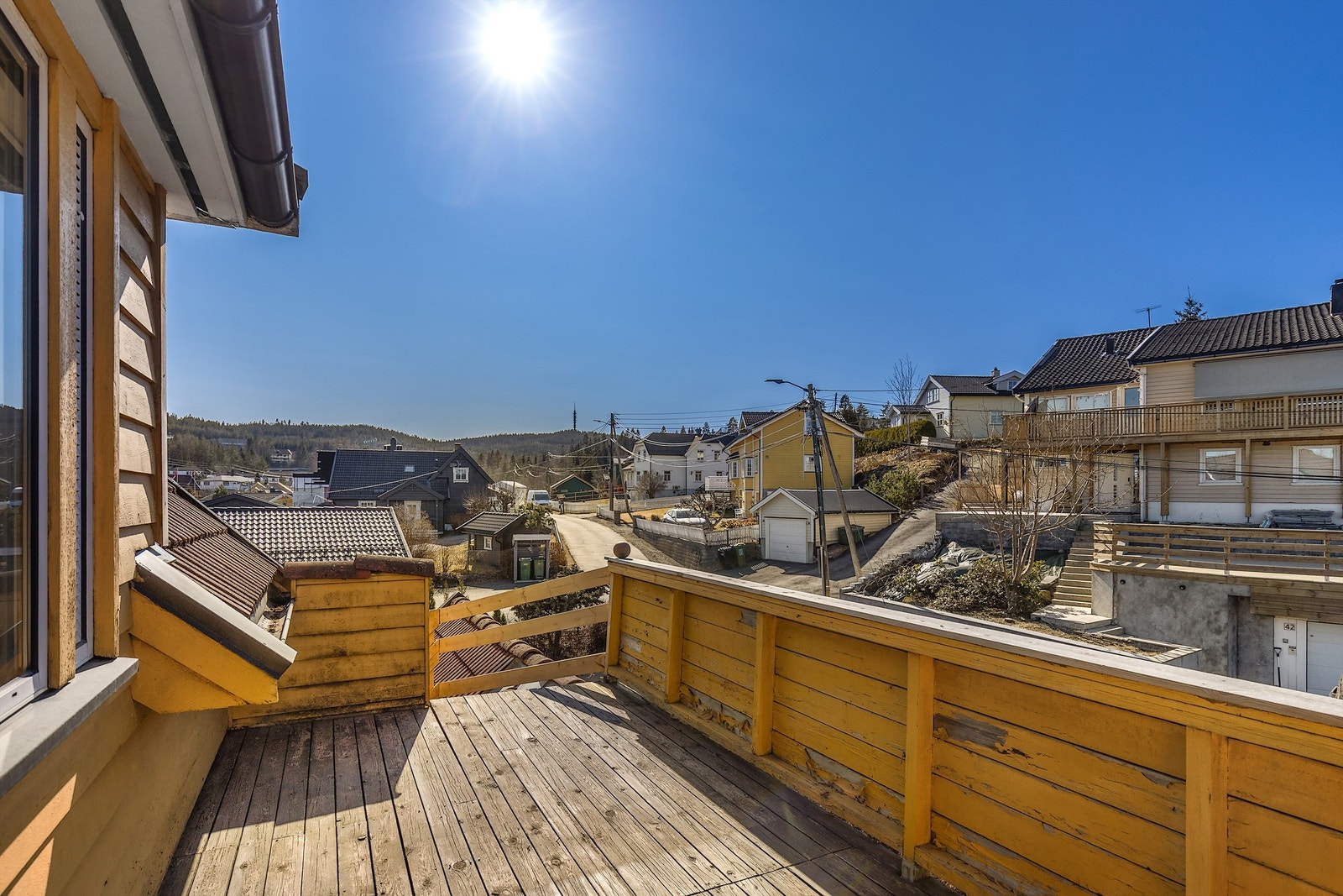 Takterrasse delvis over garasjen og inngangspartiet. Galleribilde