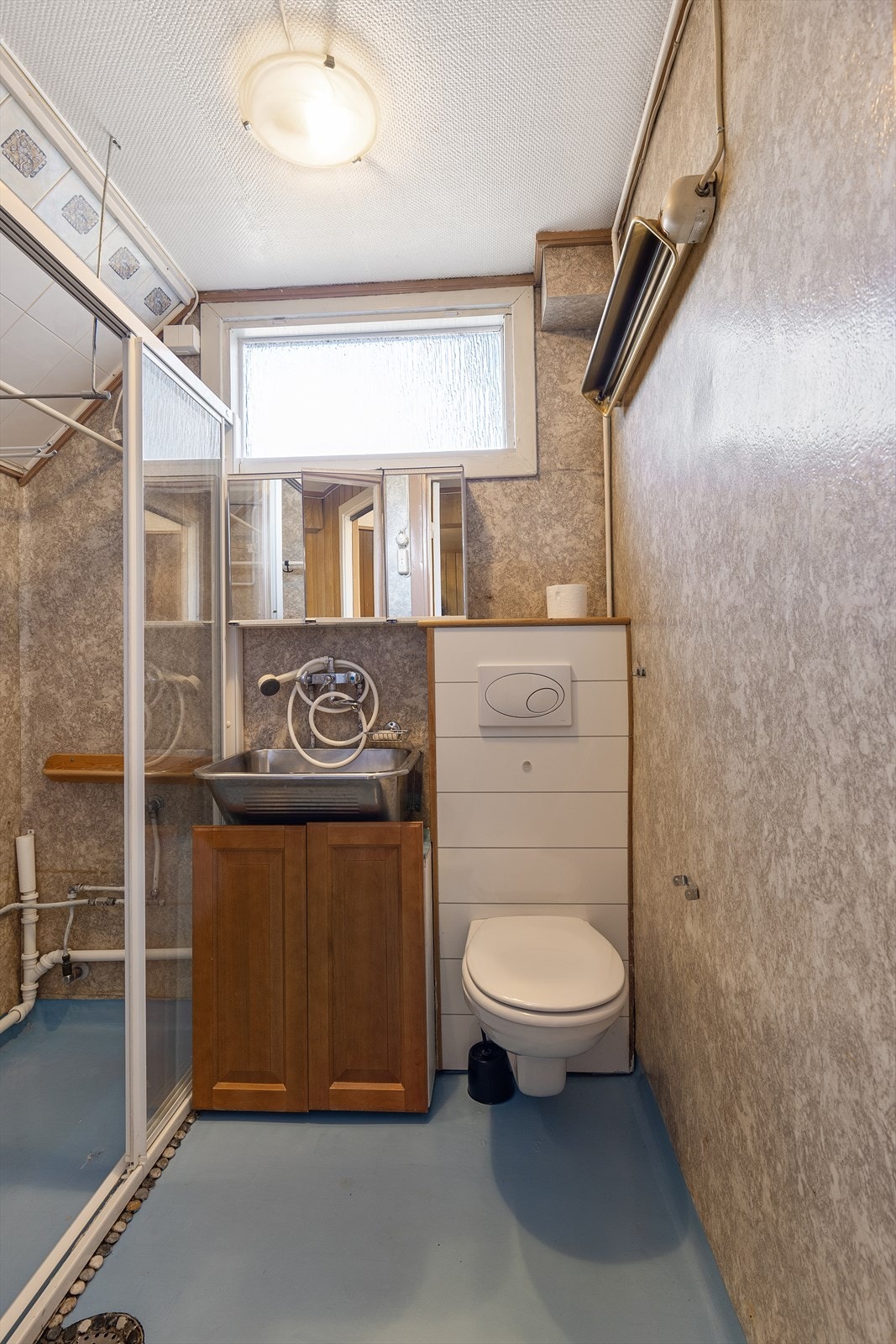 Badet i 1. etasje og her wc, dusj, opplegg vaskemaskin og vask. Galleribilde