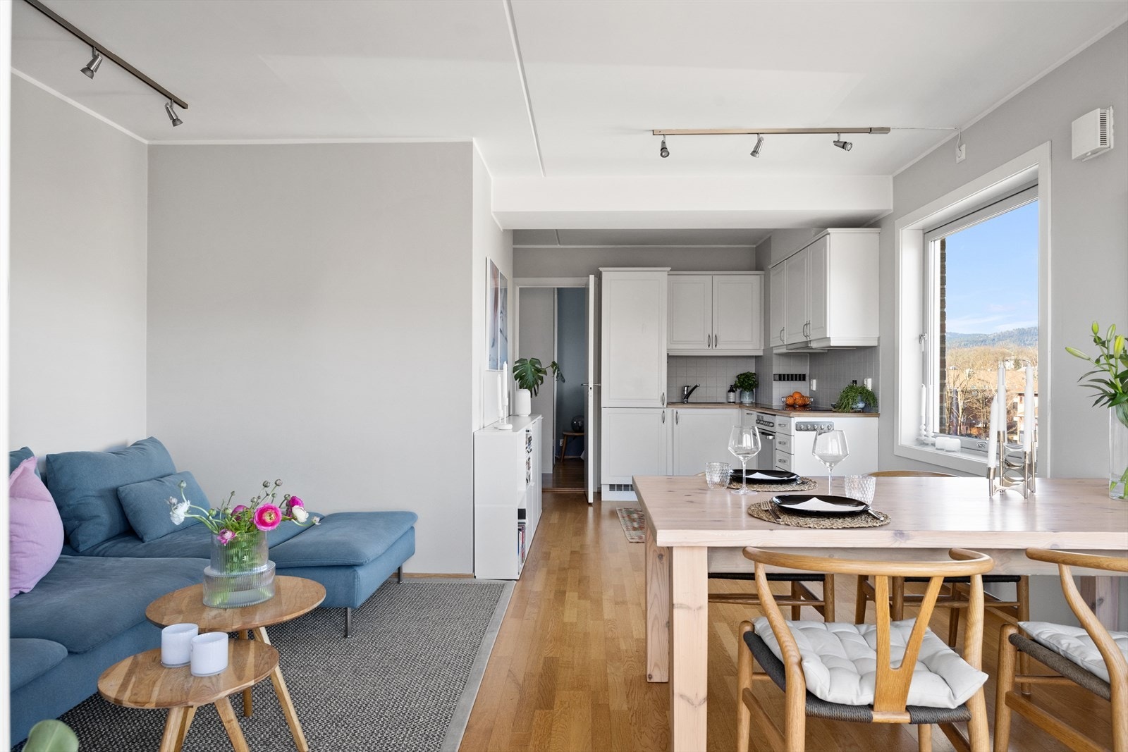 Stuen er lys og luftig med store vindusflater som sørger for rikelig med innslipp av naturlig lys. Galleribilde