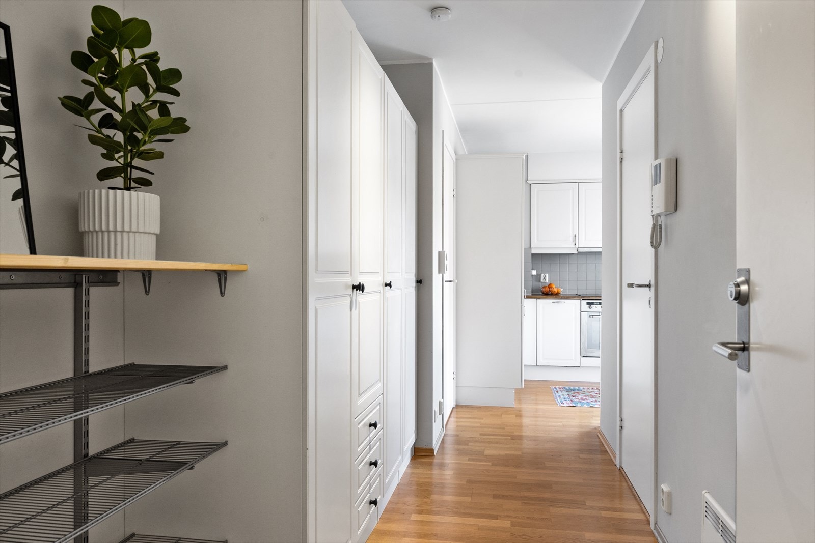 Det er god plass til oppbevaring av yttertøy i den romslige skyvedørsgarderoben beliggende i entréen. Galleribilde