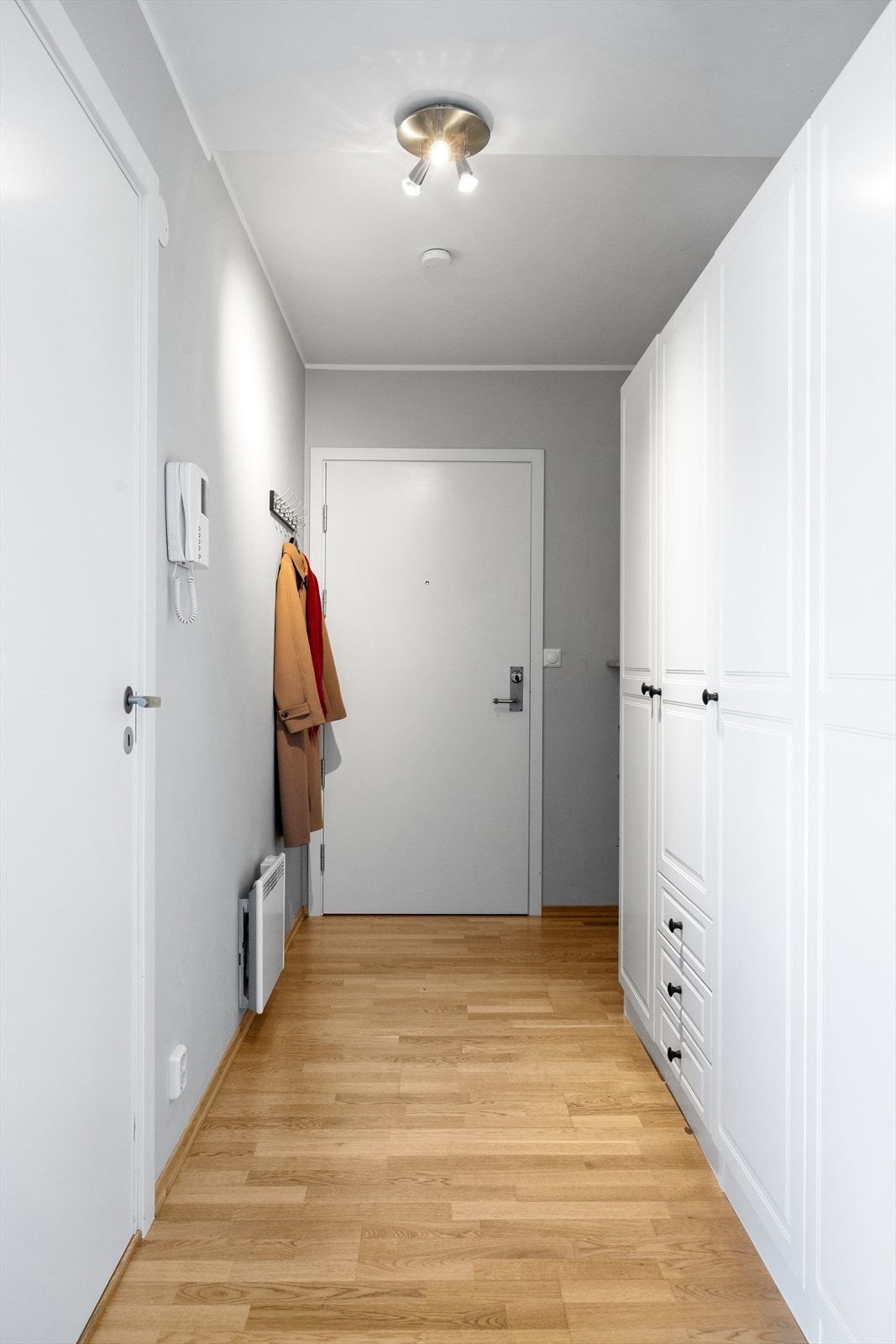 Velkommen inn! Leiligheten har en innbydende entré som skaper et umiddelbart godt førsteinntrykk. Galleribilde