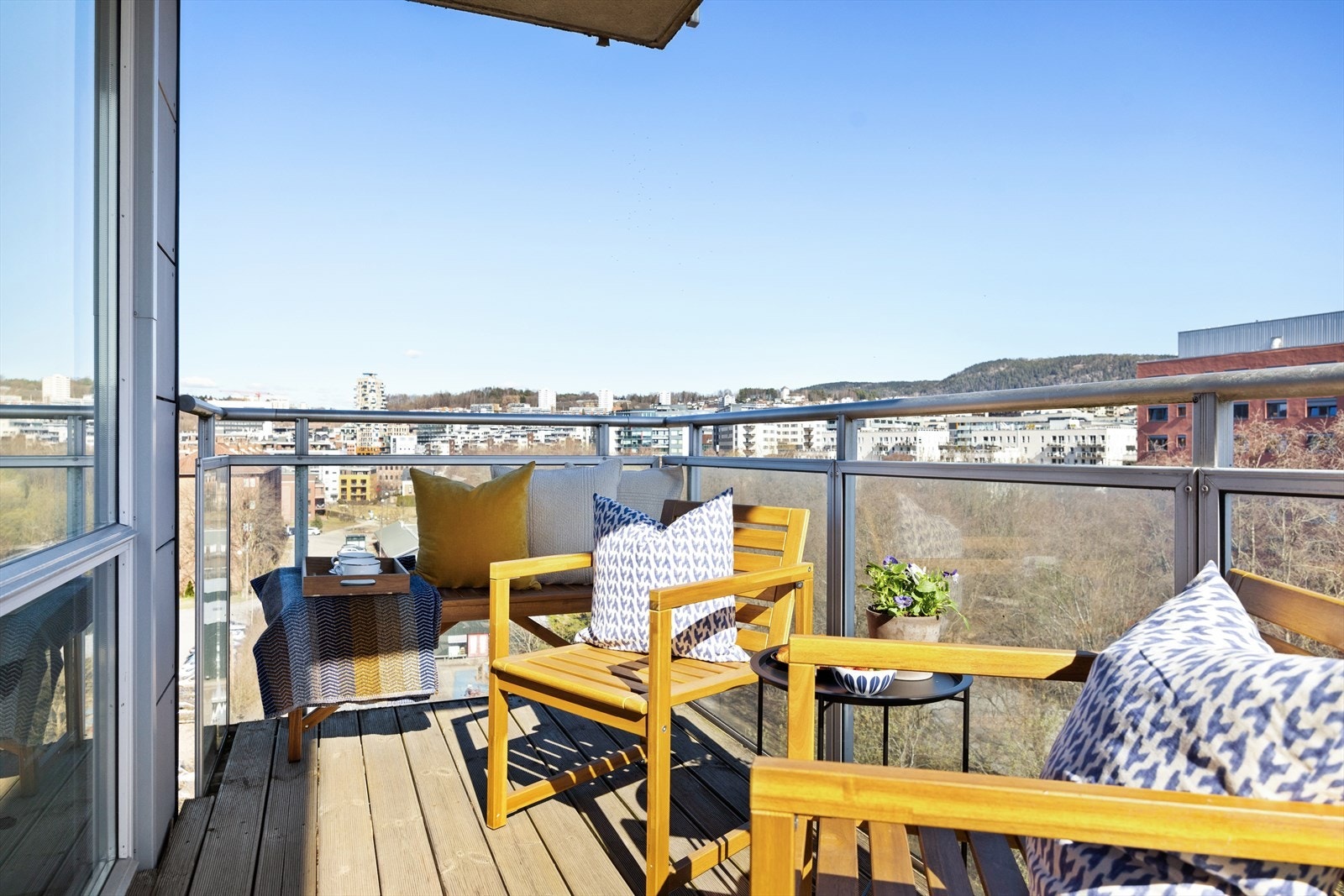 Her kan du enkelt skape en koselig uteoase med utemøbler og beplantning. Galleribilde