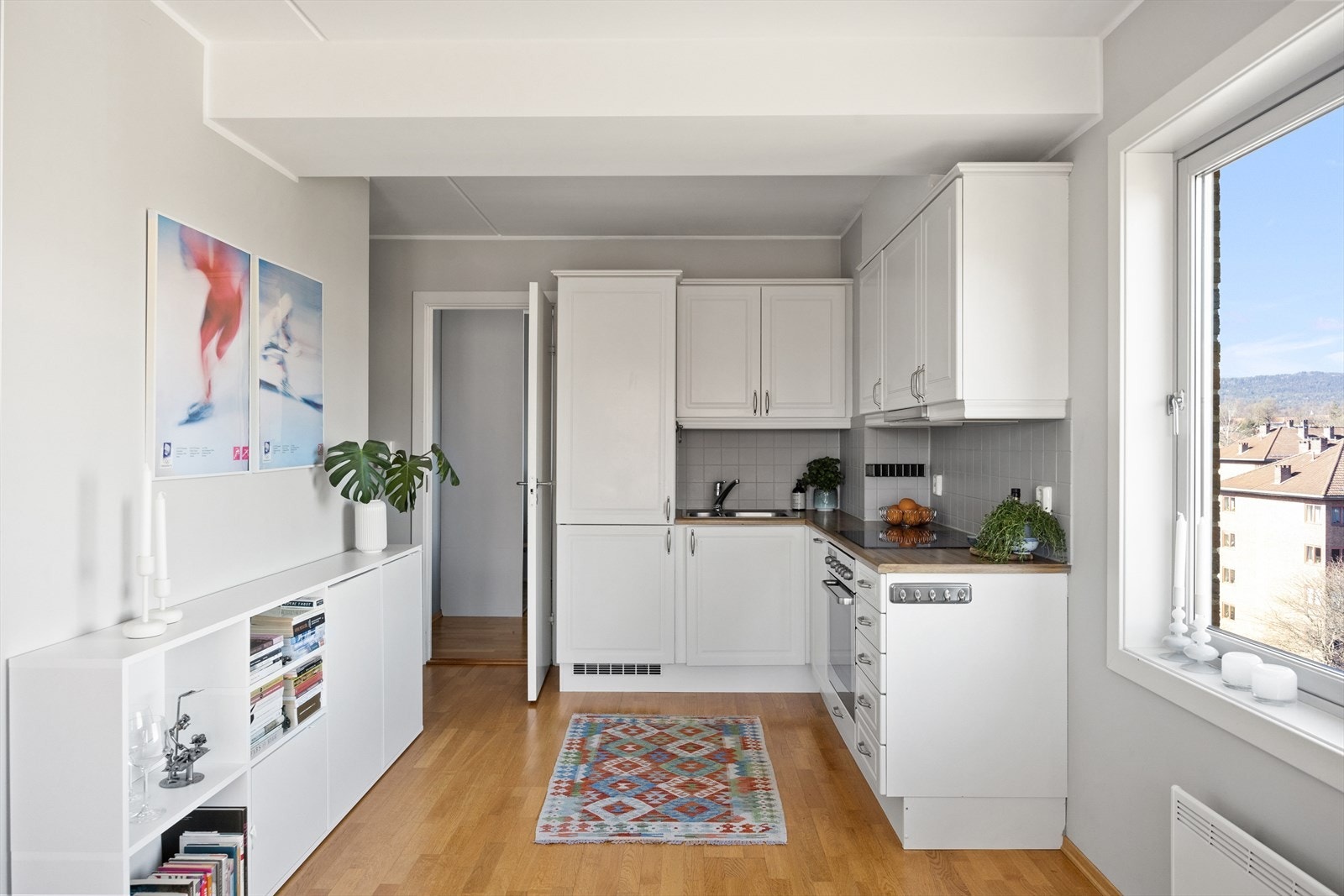 Kjøkkenet er fra leverandøren Sigdal og ble montert i byggeårene. Galleribilde