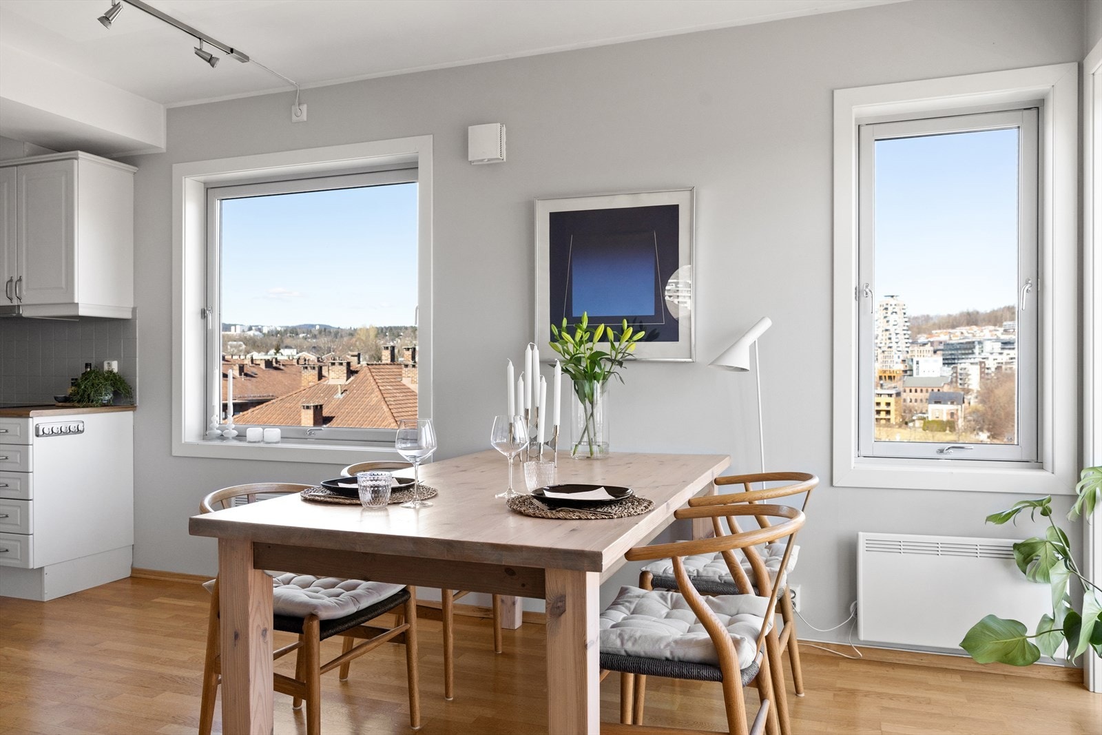 Rommet har en praktisk utforming som gir gode møbleringsmuligheter. enten man ønsker en klassisk oppdeling med sofagruppe og spisebord, eller en mer åpen løsning. Galleribilde