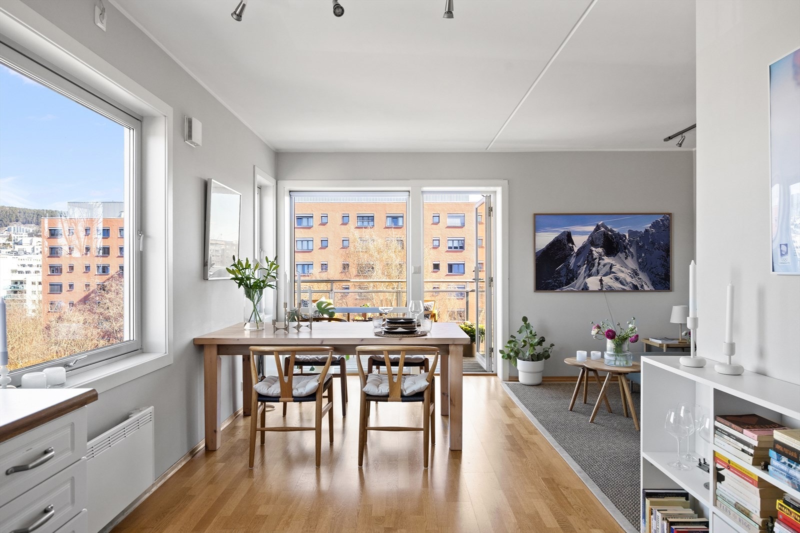 Velkommen til Maridalsveien 221! Dette er en lys 2-romsleilighet beliggende i vakre Nydalen/Bjølsen, her har du enkel tilgang på alt det byen har og tilby. Galleribilde