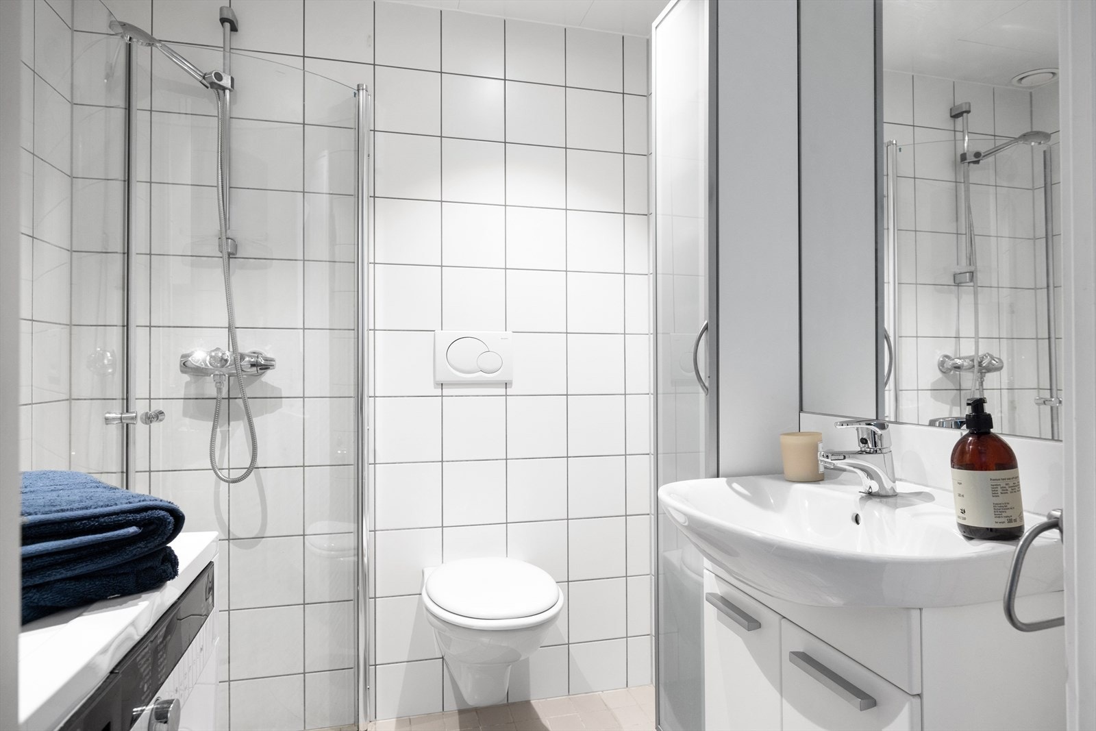 Pent flislagt baderom med gulvvarme og opplegg for vaskemaskin/tørketrommel. Galleribilde