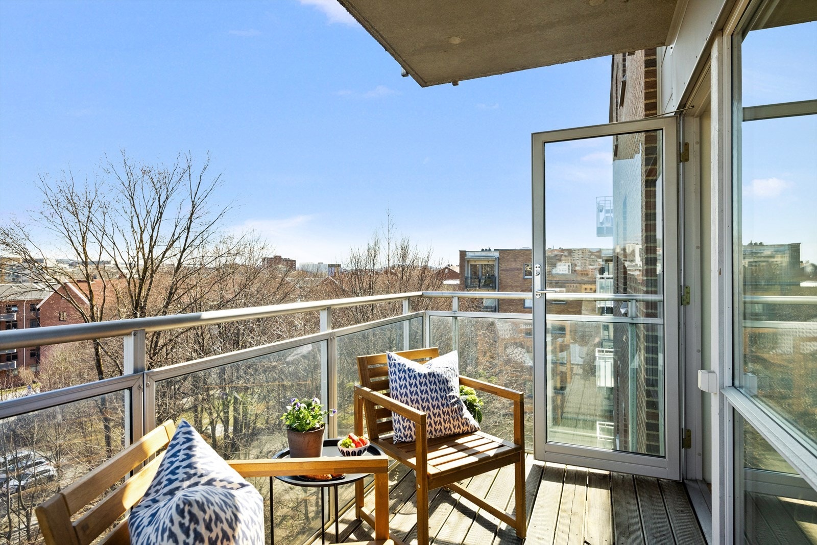 I vår- og sommerhalvåret blir balkongen en naturlig forlengelse av stuen, perfekt for hyggelige stunder med familie og venner. Galleribilde