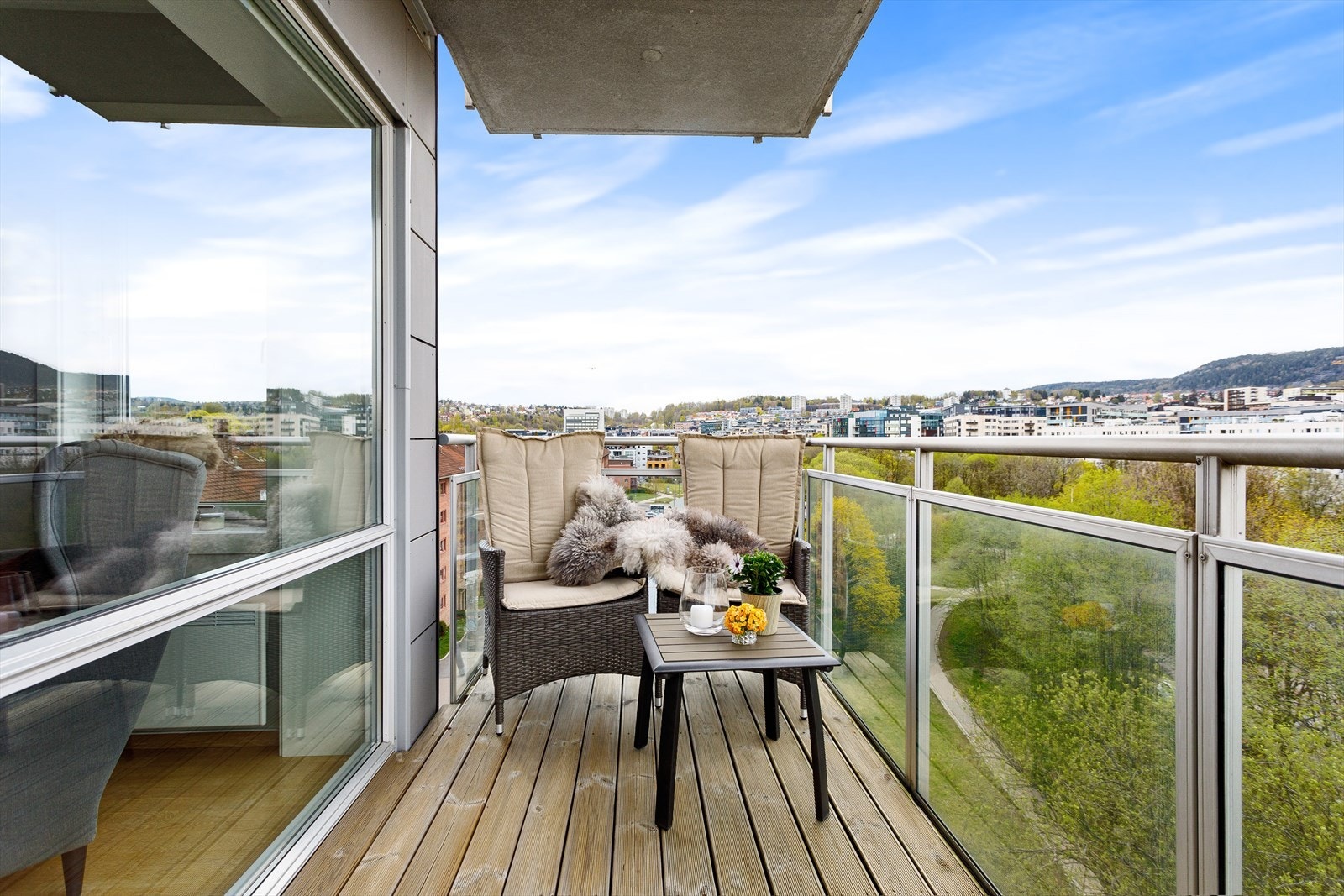 Fra stuen er det utgang til en østvendt balkong på ca. 5 kvm med et flott utsyn over Akerselva. Galleribilde