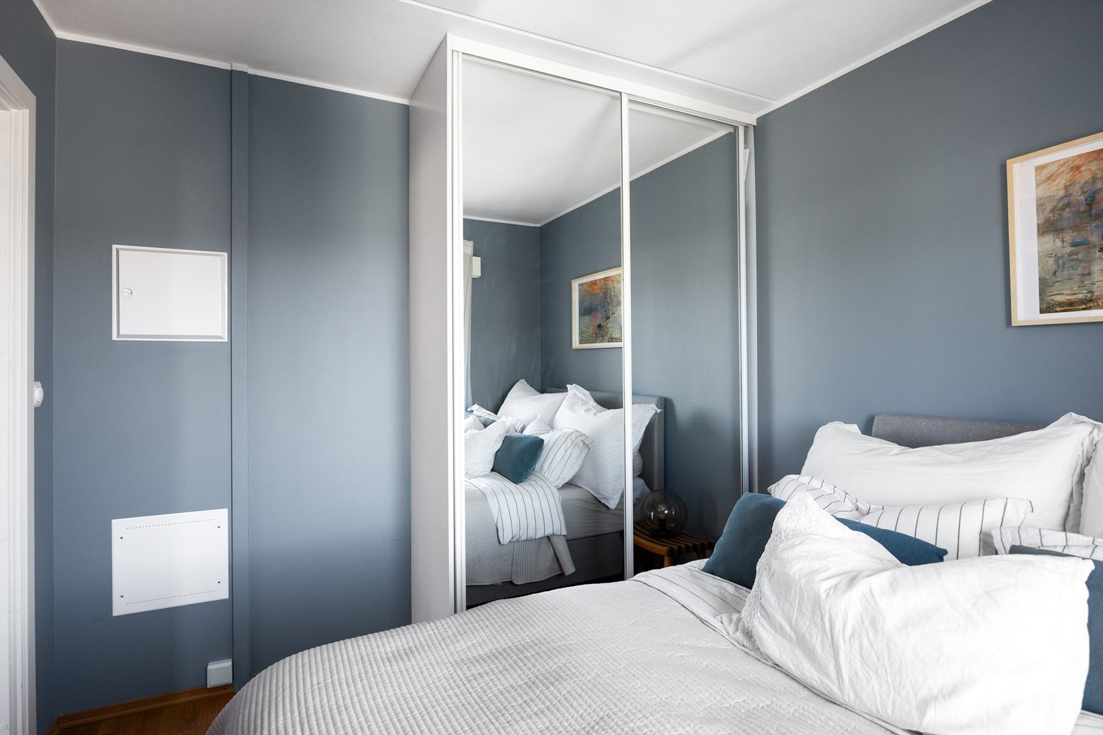 Rommet har også rikelig med oppbevaringsplass i en romslig skyvedørsgarderobe. Galleribilde