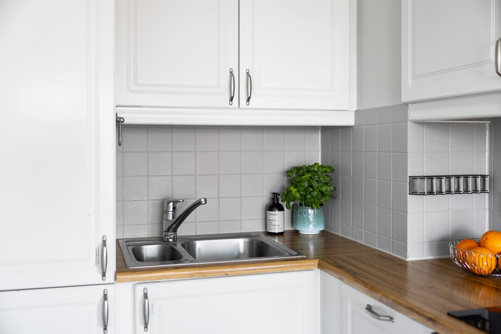 Kjøkkenet hat integrert platetopp, stekeovn, oppvaskmaskin og kjøle-/fryseskap. Galleribilde