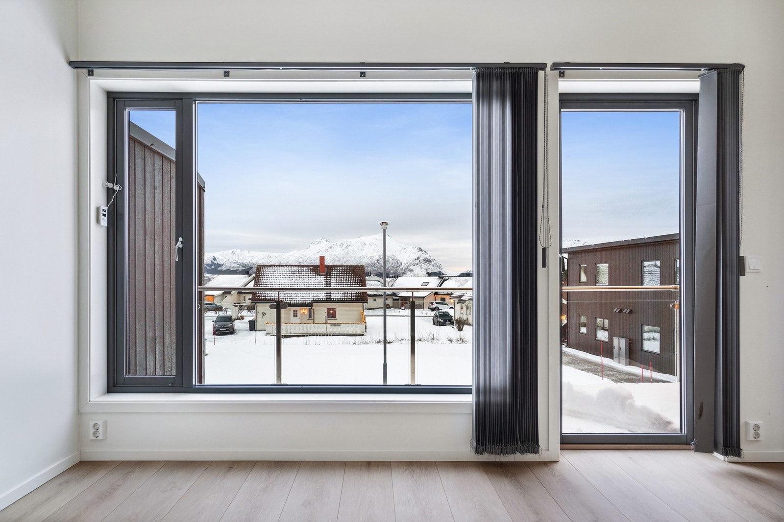 Fra stuen er det også utgang til veranda med glassrekkverk. Galleribilde