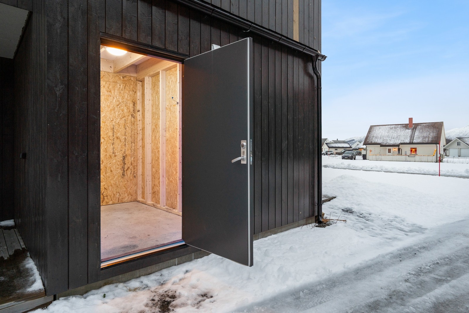 Det medfølger utvendig bod som befinner seg like ved trappeoppgangen til leiligheten. Galleribilde