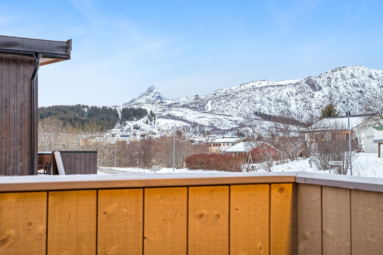 Leiligheten ligger sentralt plassert på Gravdal med gangavstand til dagligvarebutikk, barnehage, fotballbane, sykehus og kort vei til fjell og mark med mange turmuligheter. Galleribilde