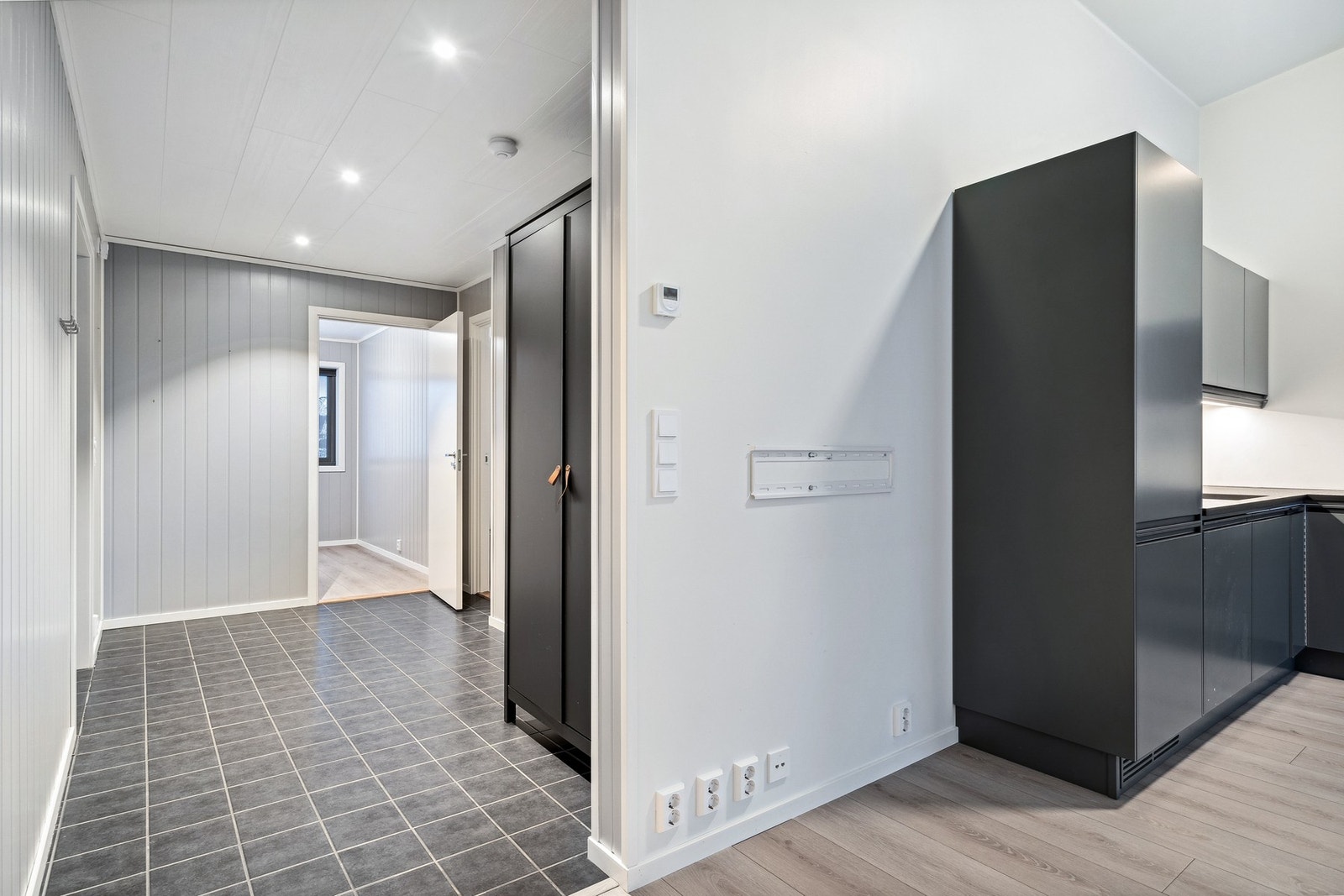 Entrè/gang er praktisk flislagt med varmekabler og byr på plass til å legge fra seg yttertøy og sko. Galleribilde