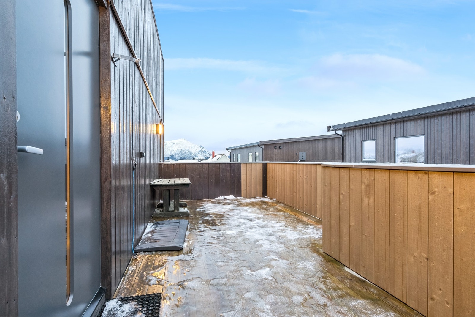 Like ved inngangspartiet er det terrasse med plass til ønsket utemøblement. Galleribilde
