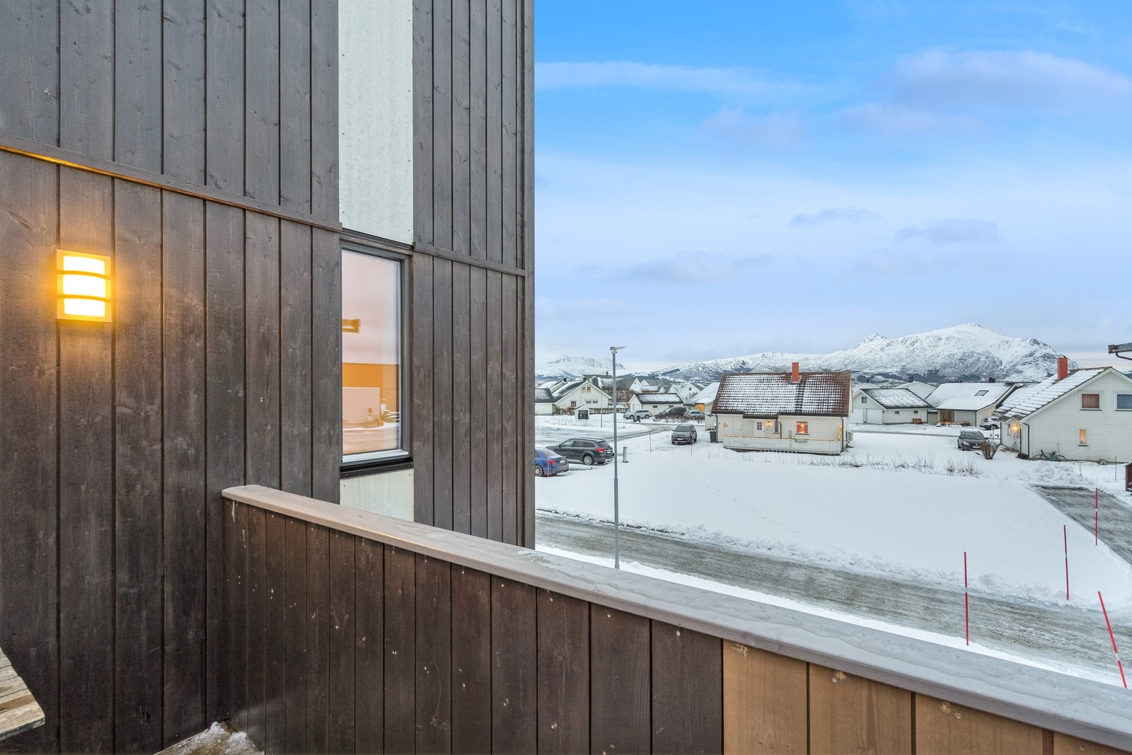 Her ser man utsikten fra terrassen ved inngangspartiet. Galleribilde