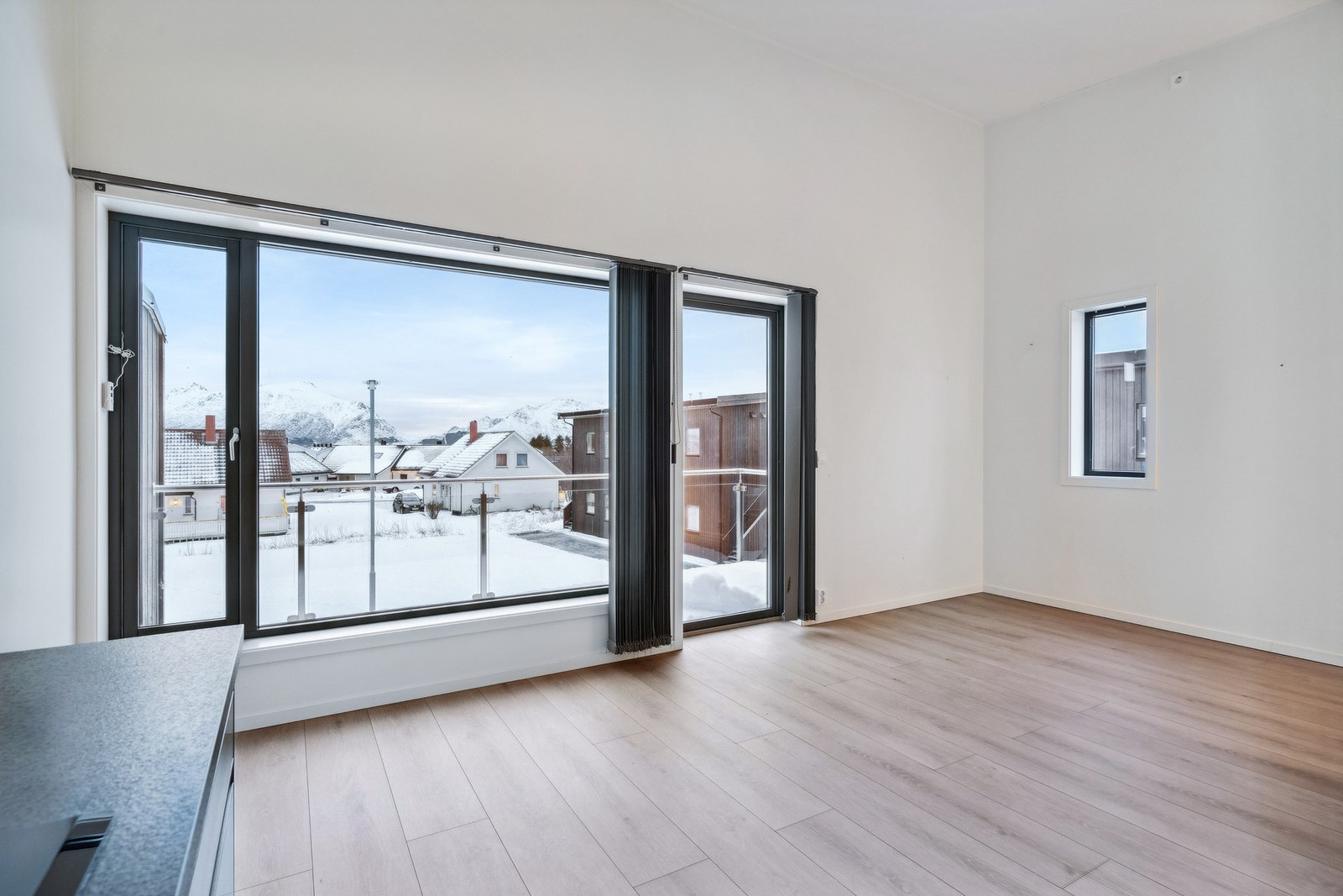 Rommet har store vindusflater i front som slipper inn rikelig med dagslys. Galleribilde