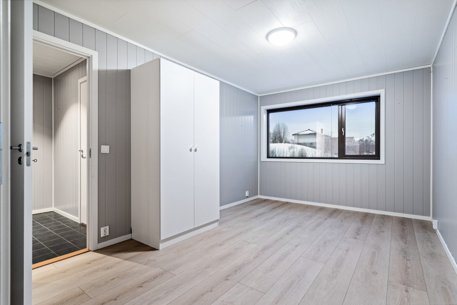 Soverommet har plass til dobbeltseng og garderobeskap. Galleribilde