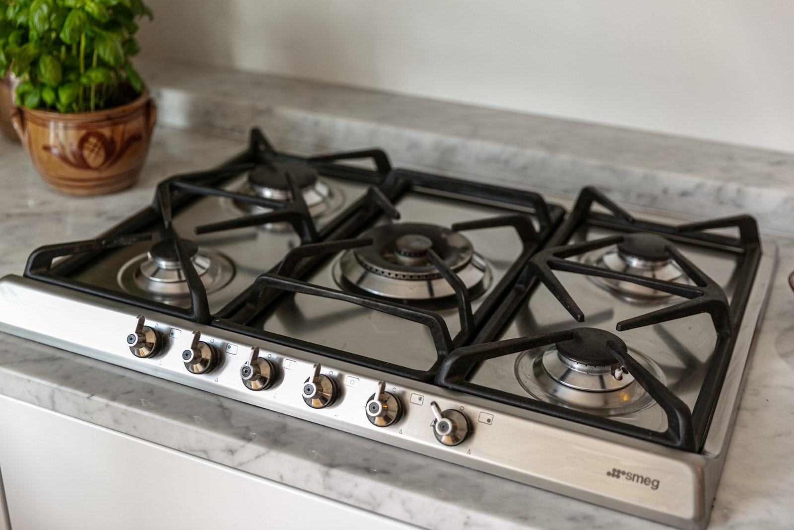 Koketopp, ventilator og stekeovn fra Smeg Galleribilde