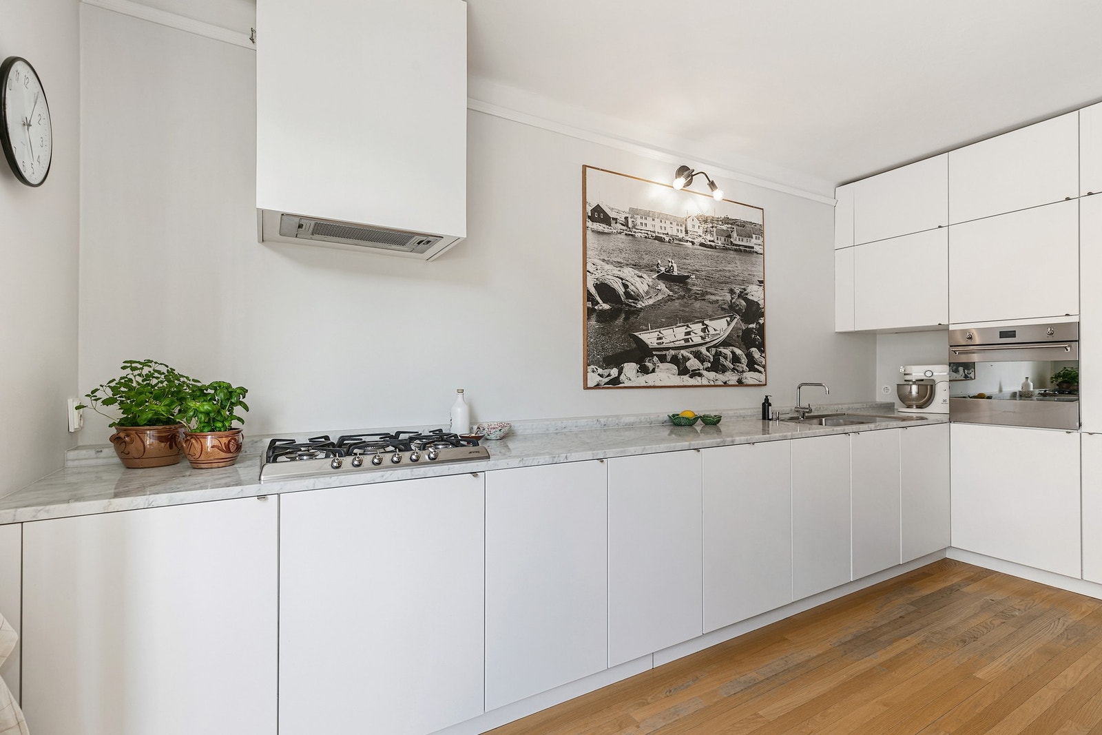 Kjøkkenet ble flyttet ut i stuen i 2014 og fikk da nytt opplegg for el og rør Galleribilde