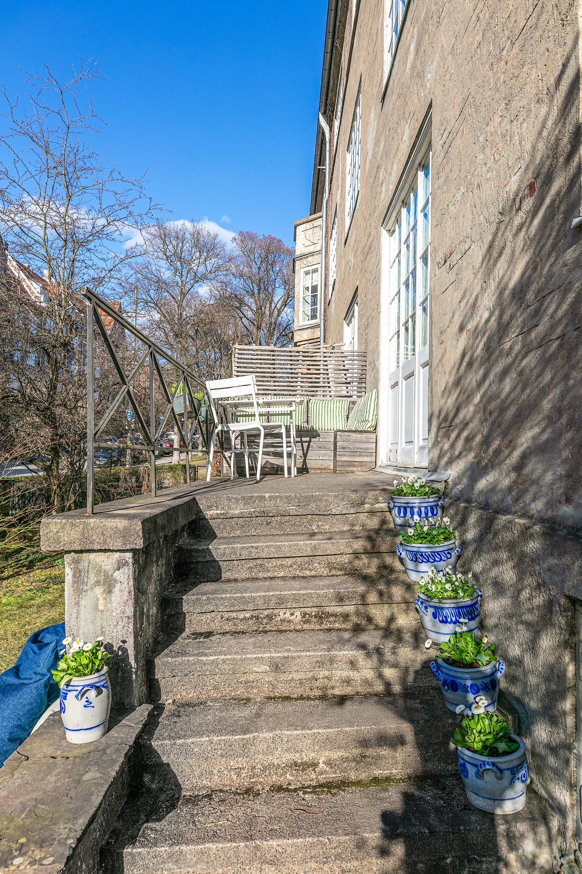 Sjarmerende detaljer. Under trappen er det god lagringsplass Galleribilde