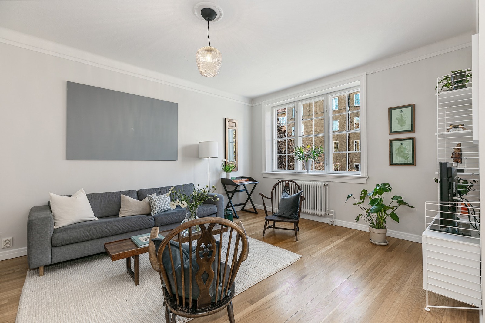 Det er er originale, doble vinduer fra 1924 som gir et autentisk preg og understreker den unike og tidløse sjarmen Galleribilde