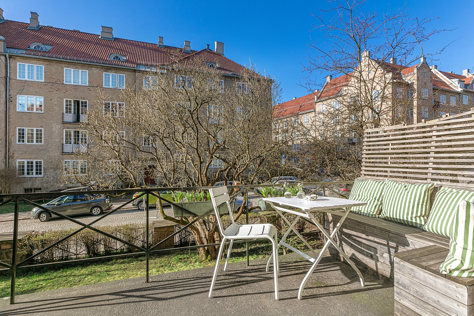 Plassbygd benk på balkong i lerk Galleribilde