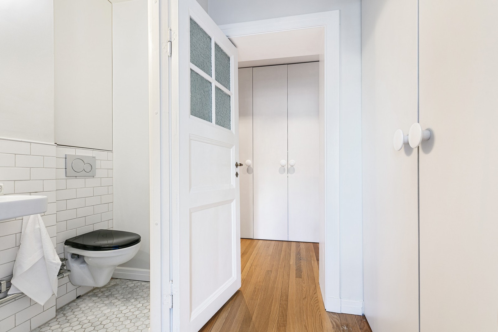 I skapet på høyre side er det . plassbygget kombinert opplegg for vaskemaskin og tørkeskap Varmekabler på gulv, vifte i tak Galleribilde