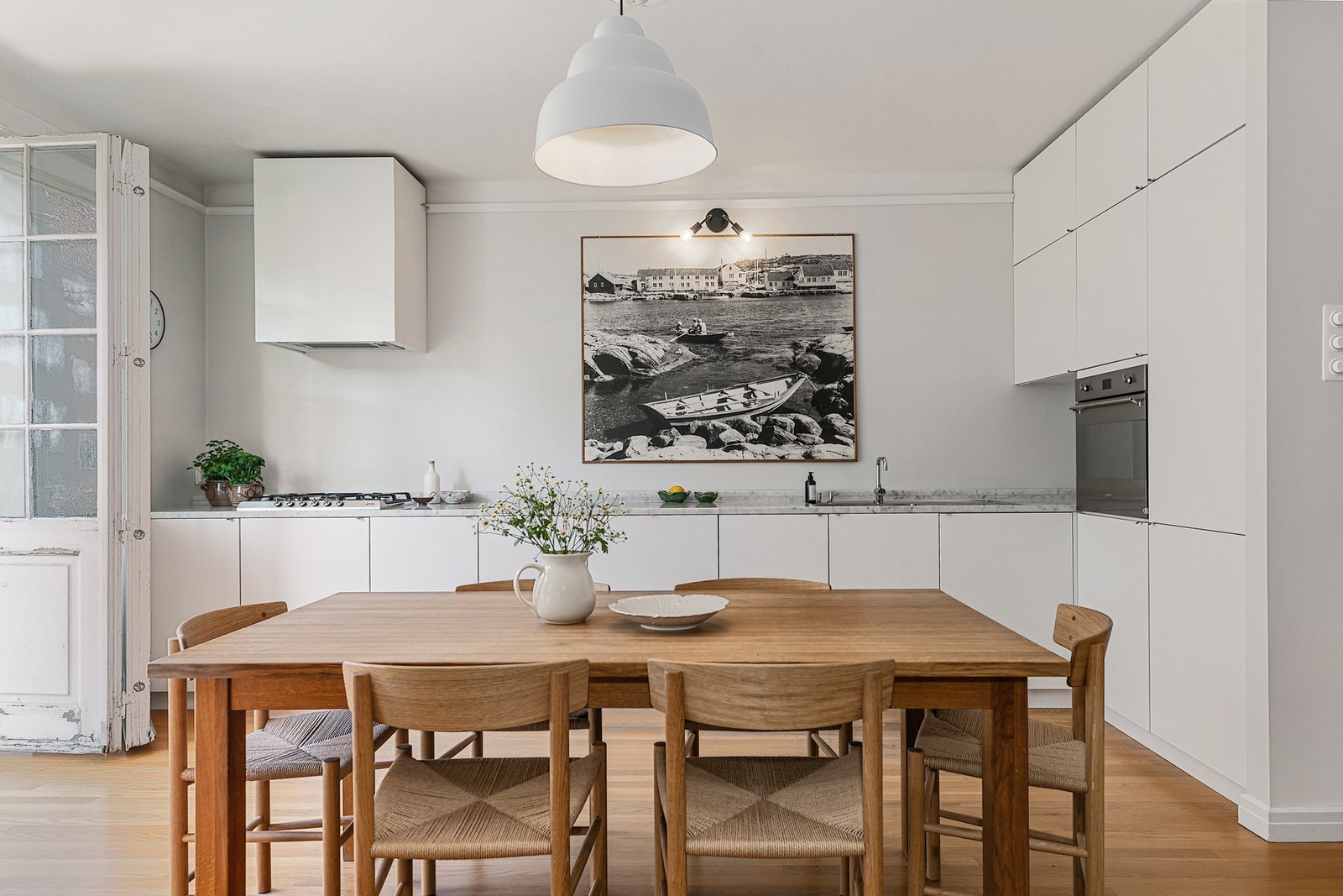 Kjøkkenet er moderne og med god plass til spisebord Galleribilde