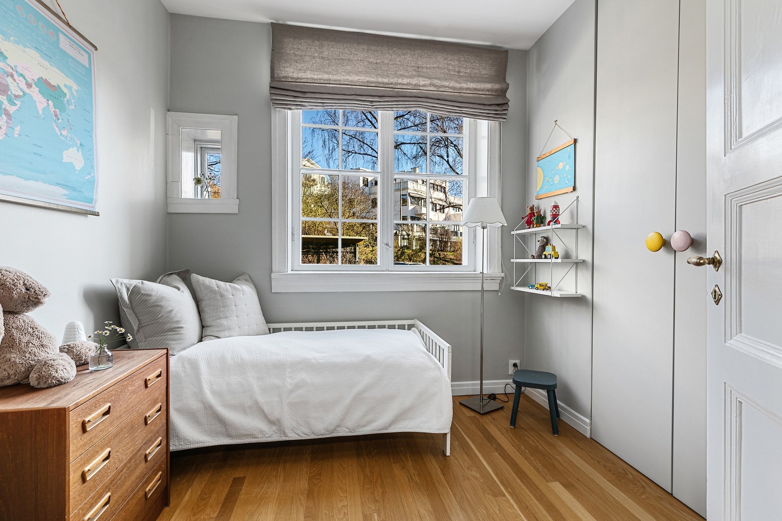 Soverom 2 med plassbygget garderobe Galleribilde