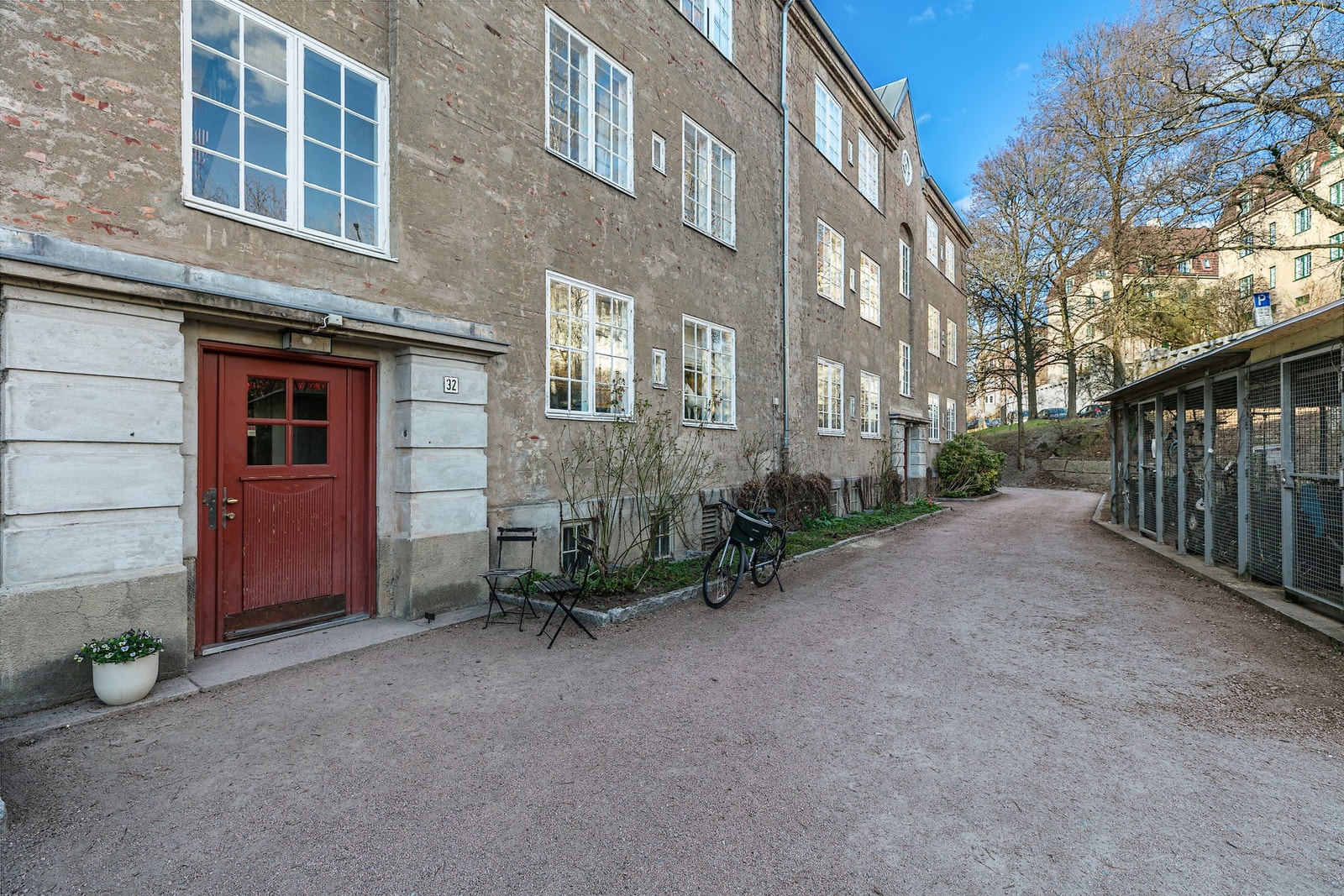 Innbydende inngangsparti. Her er det mulig å kjøre bilen nært inngangen for å laste av/på Galleribilde