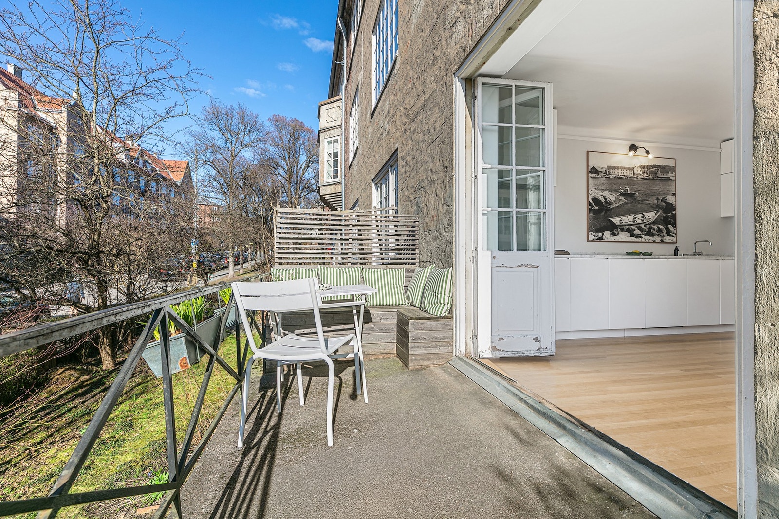 Lyset, stillheten og den nydelige arkitekturen er noe av det ekstraordinære med leiligheten Galleribilde