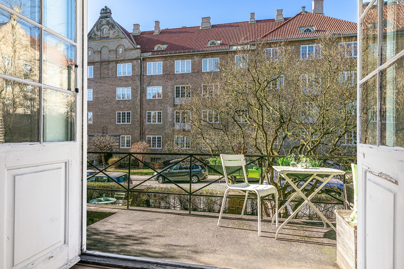 Med god avstand til naboene oppleves leiligheten svært usjenert og med lite innsyn Galleribilde