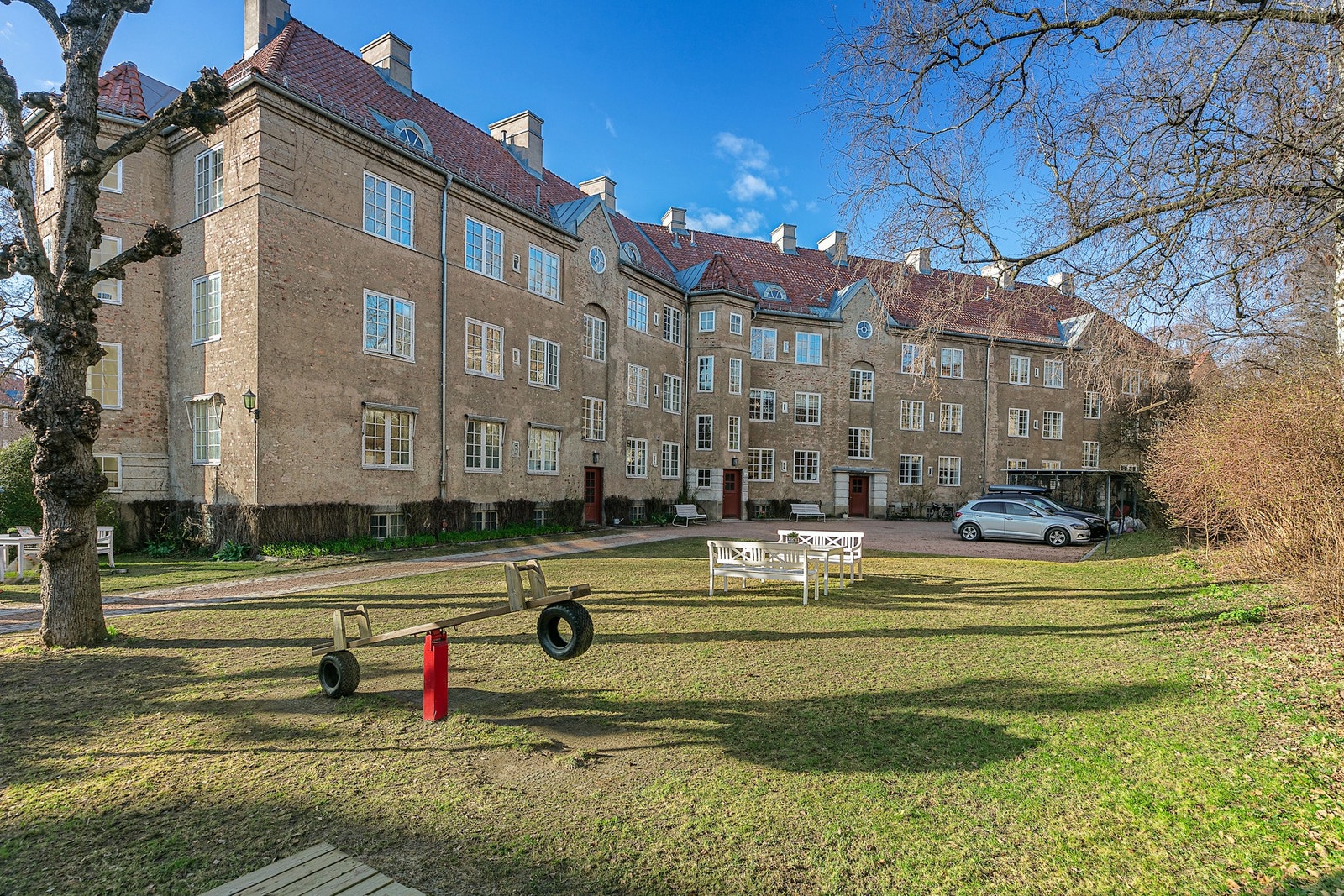 Blokkene ble tegnet og bygget av boligdirektør Harald Hals mellom 1919 - 1922 i stilen nordisk nybarokk Galleribilde