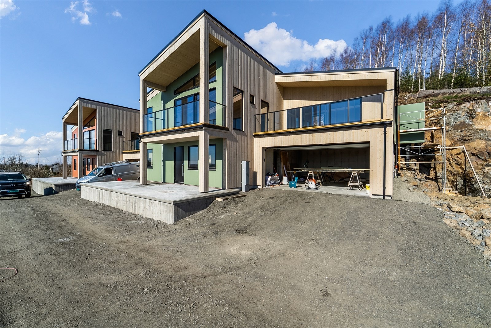 Smarte løsninger med direkte adkomst fra garasjen inn i boligen. Galleribilde