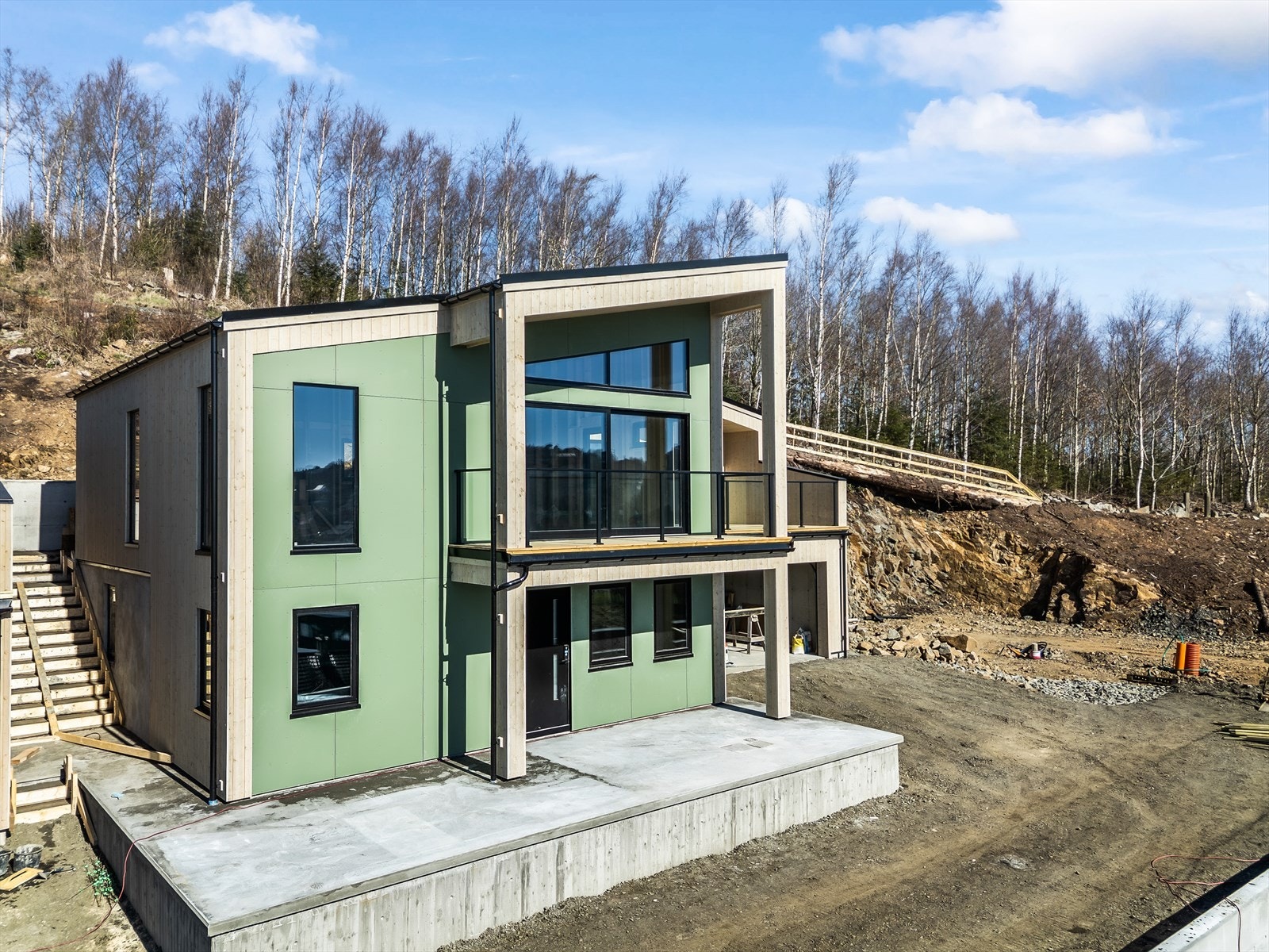 Tunet skal asfalteres, noe som bekostes av selger. Galleribilde