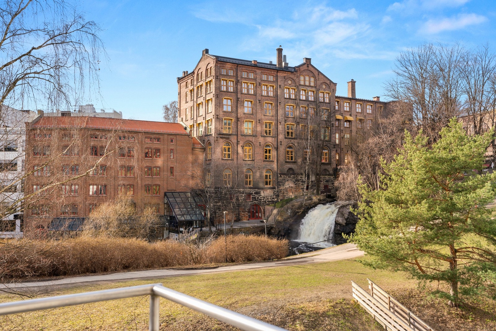 Utsikten mot elven gir en følelse av å være nærme naturen, selv om det bare tar et par minutter å gå nedover til det livlige livet på "Løkka" Galleribilde