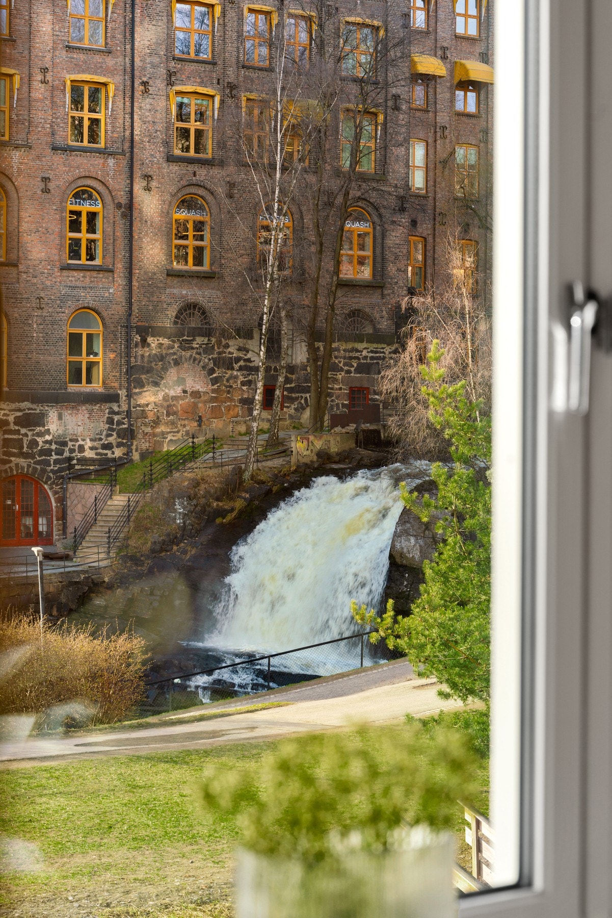 Idyllisk utsikt mot Akerselva fra stuen Galleribilde