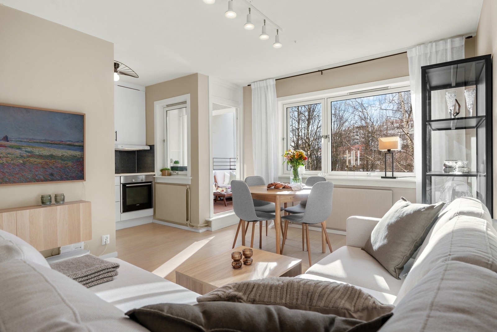 Rommet er meget arealeffektivt, og gir plass for stor sofa, tv-løsning, spisebord og vitrineskap Galleribilde