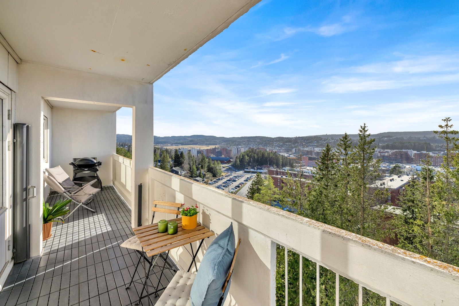 Leiligheten kan skilte med herlig utsikt, nydelige solforhold, bad fra 2019 og garasjeplass med elbil-lader. Galleribilde