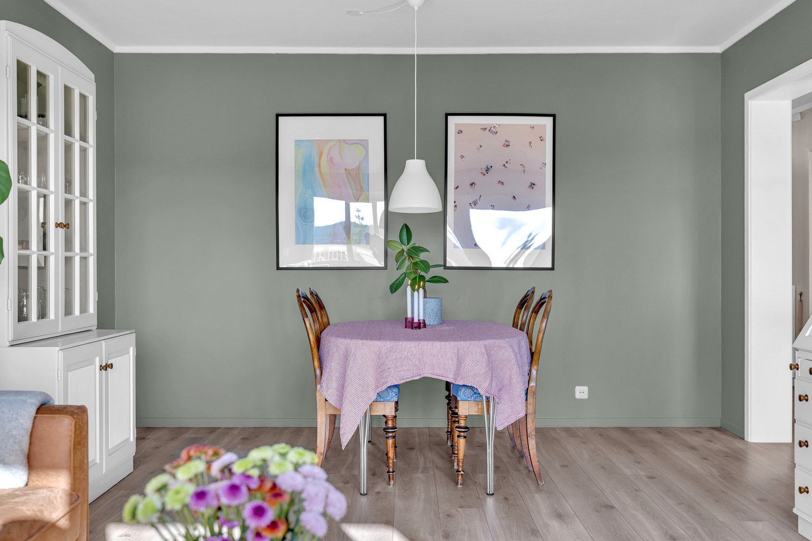 I stuen er det også god plass til en koselig spisesone. Galleribilde