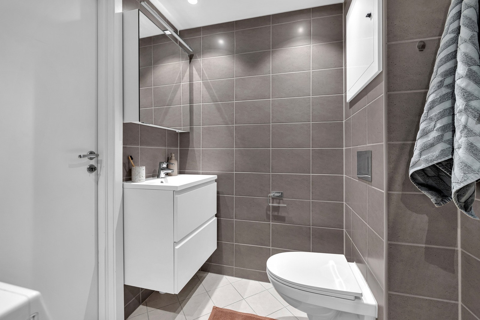 Det lekre baderommet ble pusset opp i 2019 i regi av borettslaget. Her er det gulvvarme og downlights i himling. Galleribilde