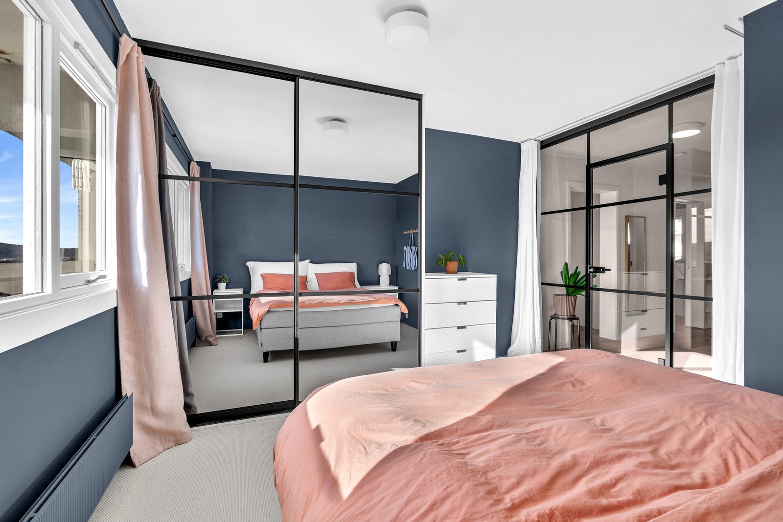 Her er det også en stor skyvedørsgarderobe for ekstra oppbevaring. Galleribilde