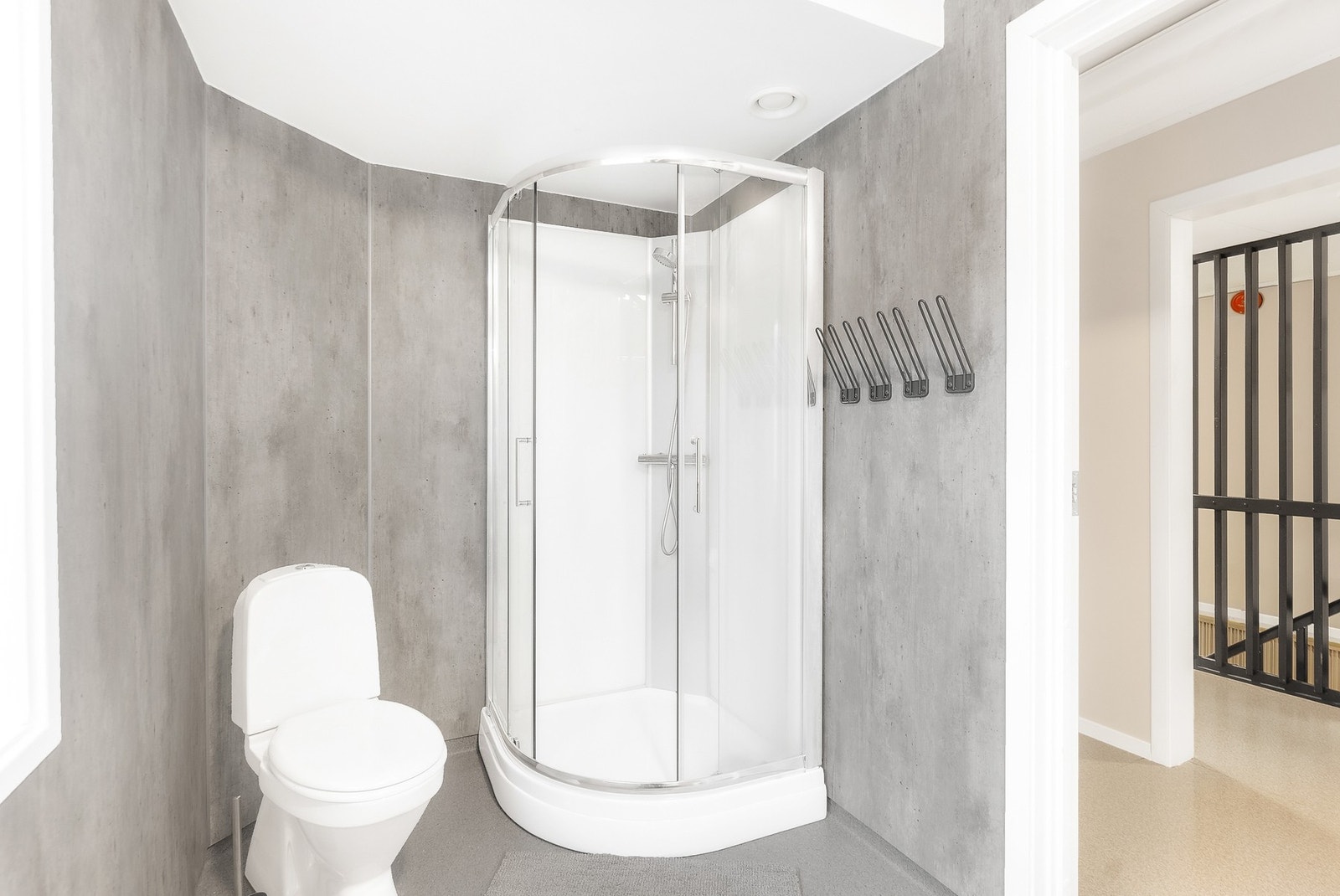 Begge baderommene inneholder servantinnredning med speil, dusjkabinett og toalett. Galleribilde