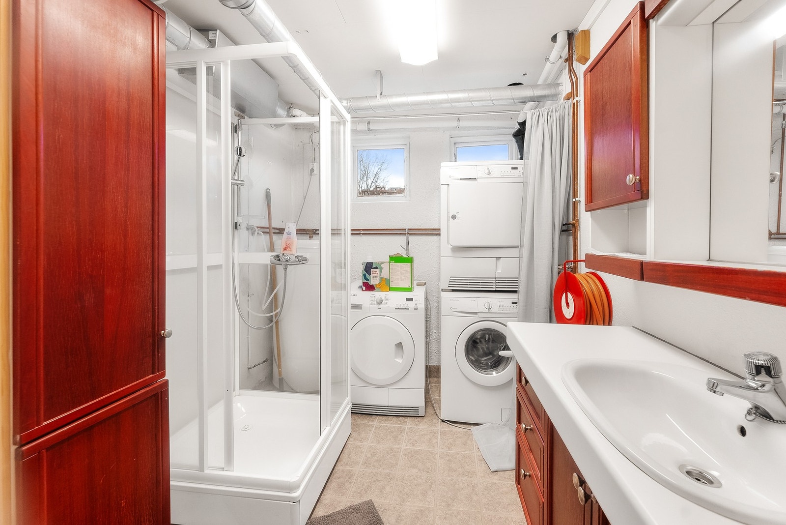 Ene baderommet har også opplegg for vaskemaskin. Galleribilde